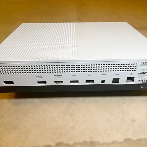 Xbox one s + controller + 360 games - Picture 4 of 4